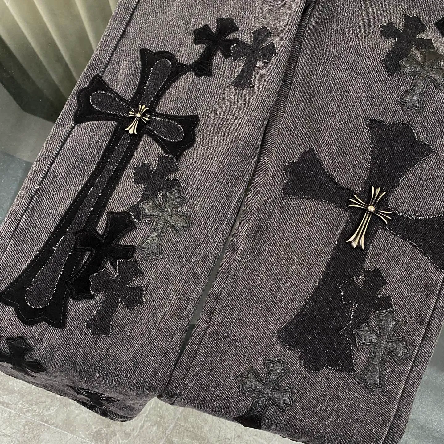 P310 CH Chromehearts black cross-stitched leather black and gray heavy-duty cow king jeans. The cabinet price is 34W level. The patchwork cross pattern is embellished and the jeans are washed! ! An absolutely high-end luxury product, a 1.9W-level god-level single product, a super popular product, made by top heavy industry, a magic weapon that cannot be missed! [About Zangyin] This is an extremely luxurious fashion brand that can also be called the aristocracy of the high street. It has always been an exclusive brand for some hipsters or rich second generations. Compared with ordinary high streets, it is more luxurious and noble. Compared with luxury brands, it is more fashionable and individual. It has always been a brand that I have a special liking for. [Top heavy industry fashion design] Consistently high-street luxury style. Speaking of this style, the Zangyin family and GU family are definitely the leading representative brands. Especially the Zangyin family has really achieved a state-of-the-art effect in creating high-street style. The unique washed material is used to create this style. The color system is already quite eye-catching. After it is decorated with patchwork cross flowers, it cleverly highlights the charm of the brand. Secondly, this style uses classic The high-waist cutting design highlights the long legs and fashionable temperament of the upper body. The brand is highly recognizable and the slim fit configuration is more suitable for daily wear. It is a product that interprets personality, fashion, and specifications at a glance. This single product is enough to make any fan excited. It can be a white T-shirt for a youthful college style, or a tight suspender for a royal style. It has strong matching ability and can be easily controlled by men.  [Materials and craftsmanship] Needless to say, this point goes without saying. As an excellent craftsman brand, Zangyin’s requirements for details and craftsmanship are really perfect. The washed color of this model has gone through so many processes, not to mention the embellishment of denim appliques. It is also purely hand-made and sewn. Just like what they believe in, only hand-made things have soul and have the meaning of wear. A top-notch heavy-duty fashionable denim item, I look forward to your perfect interpretation! !  Color: black gray Size: 28-36